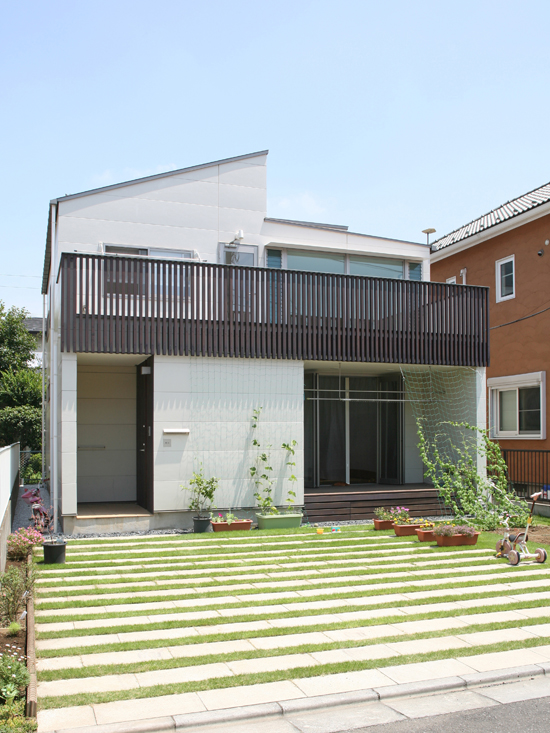 芝の植えられた庭 高窓の家 東京の建築家 設計事務所アーキプレイスの家づくりブログ